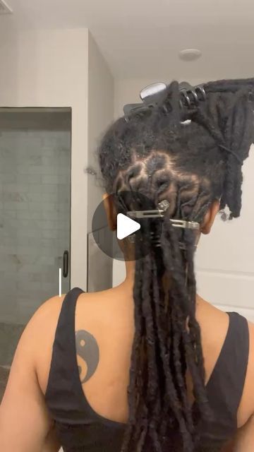 @locstylesforwomen on Instagram: "Retwist for the win 🔥🔥 @crownedbyseana 
•
•
•
•
•
#locstylesforwomen #locupdos #locdhaircommunity #locupdate #locdnotbound #loclife #womenwithlocs #naturalhair #dreadhead #locjourney #naturallocs #locstyles #loccommunity #locs #locd #locbae #locaholics #starterlocs #locdndope #locgang #dreads #locgoddess" Long Freeform Locs, Semi Free Form Locs, Long Locs Black Women, Dreadlocks Black Women, Semi Freeform Locs, Dread Retwist, Jah Locs, Medium Locs, Free Form Locs