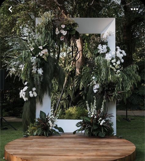 Outdoor Photobooth Ideas, Bali Wedding Ideas, Nature Altar, Unique Event Decor, Outdoor Tent Wedding, Reception Stage Decor, Wedding Reception Backdrop, Wedding Background Decoration, Wedding Planning Decor