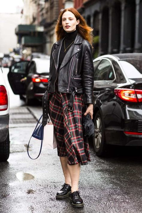 The Best NYFW Street Style Looks — September 2018 Street Style Red Midi Skirt Outfit, Street Styl, Fashion 2000, Street Style 2018, Midi Skirt Outfit, New York Street Style, New York Fashion Week Street Style, Street Style Blog, New Street Style