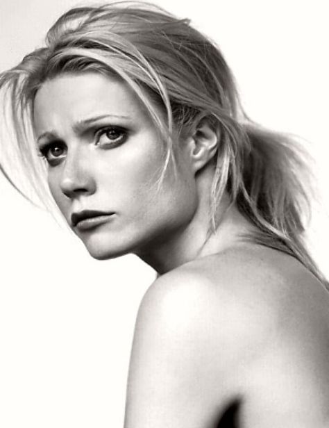 Gwyneth Paltrow Brigitte Lacombe, Actrices Hollywood, Foto Poses, Celebrity Portraits, Gwyneth Paltrow, Film Tv, White Photo, Famous Faces, Celebrities Female