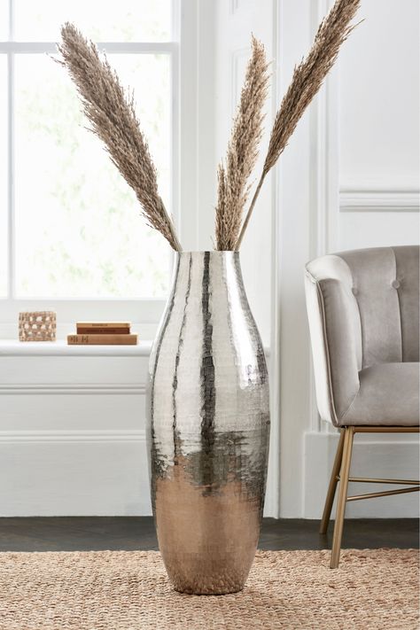 Large Floor Vase Decor, Metal Vases Decor Ideas, Silver Vase Decor, Floor Vases Decor, Large Vases Decor, Tall Vase Decor, Floor Vase Decor, Silver Vases, Metal Element