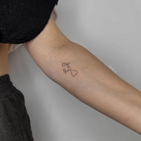 One Line Mother Daughter Tattoo, Mother And Daughter Symbol Tattoo, Simple Tattoos Mother Daughter, Mum Symbol Tattoo, Simple Mother And Daughter Tattoos, Motherhood Fineline Tattoos, Fine Line Tattoo For Daughter, Cute Mum And Daughter Tattoos, Mother Daughter Tattoos Wrist