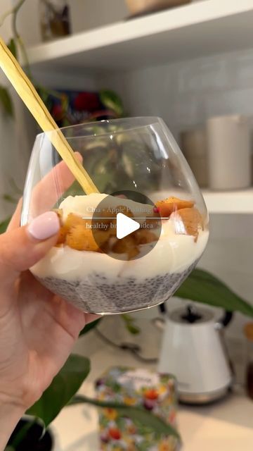 Meg Lagerwey | Gut Health 🌱 on Instagram: "Apple + Chia Pudding ✨ An absolute favourite! - In here: 2 tbsp chia seeds 1 tsp honey 1 tsp vanilla essence 1/4 milk - mix it all together and let the chia seeds soak until swollen (about 30 mins) you can add more milk if you see the chia seeds have soaked it all up without getting soft and swollen enough. - While they’re soaking, cut your apples and sauté them in a pan with water and cinnamon (basically just put the apples in water and cinnamon and cook them until soft and brown) - Layer as you like, and dig in! - This little brekkie is loaded with fibre, omega-3, probiotics and prebiotics 😘 - #chia #chiaseedpudding #healthy #instadaily #instareels" Valentines Drinks Alcoholic, Valentines Drinks, Apple Chia Pudding, Probiotics And Prebiotics, Valentine Drinks, Chia Seed Pudding, Vanilla Essence, Chia Pudding, Chia Seeds