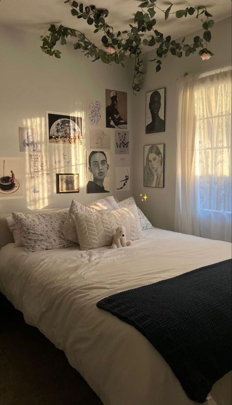 Room Inspo With Full Size Bed, 3 Window Bedroom Ideas, Curtain Ideas For Bedroom Aesthetic, Room Inspo Nature, Bedroom For 20 Year Old Woman, Medium Sized Room Ideas, Big Room Decor Ideas, Bed Ideas No Headboard, Simple Clean Room Ideas