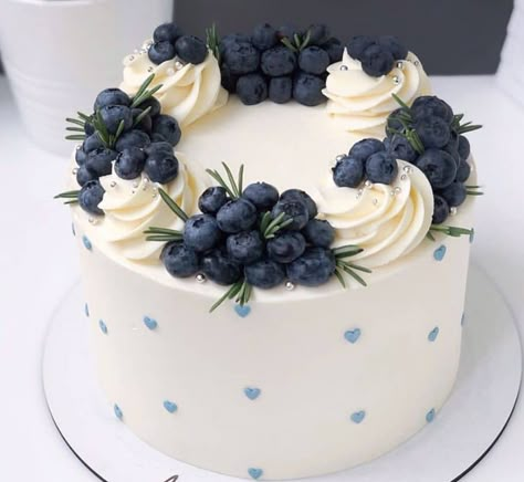 Bolo Simpsons, Fruit Cake Design, Mini Torte, Blue Berries, Cake Decorating Designs, Pretty Birthday Cakes, Cute Birthday Cakes, Just Cakes, Drip Cakes