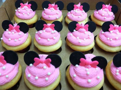 Minnie Mouse Cupcakes Mickey Mouse Party Food, Mickey Cupcakes, Mouse Cupcakes, Minnie Mouse Cupcakes, Bolo Minnie, Minnie Mouse 1st Birthday, Minnie Birthday Party, Minnie Mouse Theme, Cookies Cake