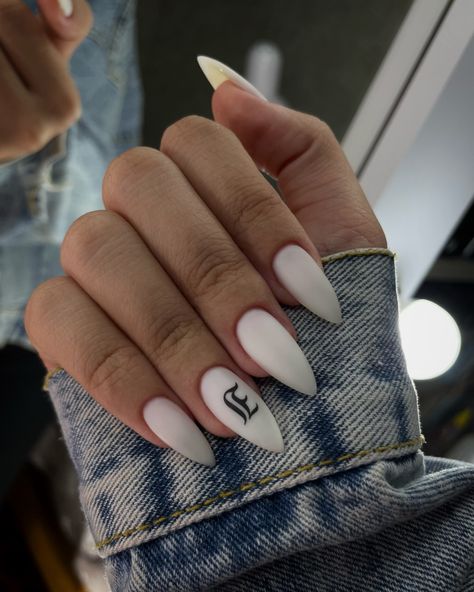 Letter Design On Nails, Initals On Nails Simple, Letter E Nails, Almond Nails With Letter, Letter E On Nails, Anniversary Nails Ideas With Initial, Initial Nails Almond, Nails With Text, Nails With E Initial