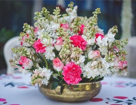 Indian Wedding Table Centerpieces, Decor For Indian Wedding, Kerala Decor, Home Flower Decor, Diwali Decorations At Home, Housewarming Decorations, Ganpati Decoration Design, Desi Wedding Decor, Flower Decorations Diy