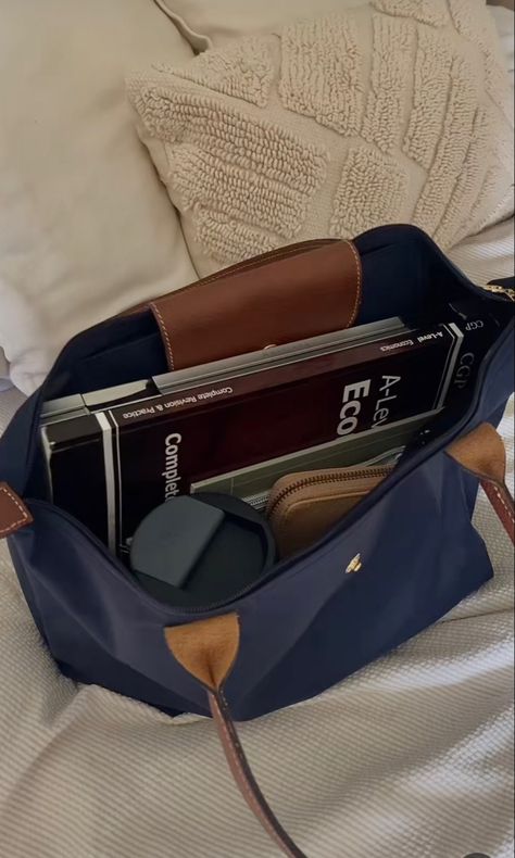 Long Champ Aesthetic, Le Pilage Tote Aesthetic, Long Champ Bag Aesthetic, Long Champ Bag Outfit, Causal Chic Outfits, Longchamp Le Pliage Outfit, Long Champ Bag, Longchamp Outfit, Long Champ