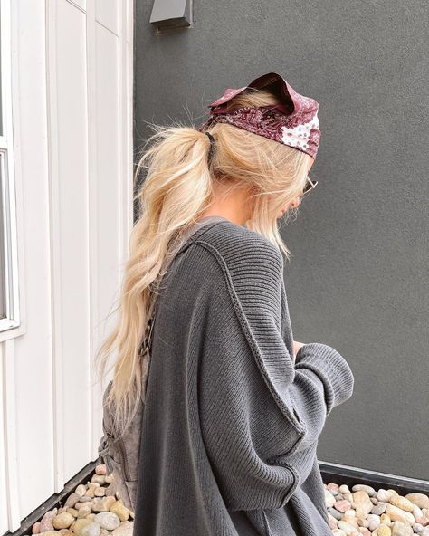 Ashtyn Bodensteiner Outfits, Ashtyn Bodensteiner Style, Ashtyn Bodensteiner, Blonde Hair Cowgirl Aesthetic, Charcoal Sweater, Dolman Sweater, Sweater Oversize, Sweaters Oversized, Messy Hairstyles