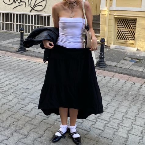 Black Tube Skirt, Bag Street Style, Strawberry Tattoo, Ballet Flats Black, White Tube Top, Street Style Bags, White Tube, Black Ballet, Tube Skirt