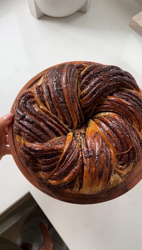 Dark Chocolate Babka Ring Vegan Cinnamon Babka, Babka Buns, Cinnamon Babka, Weekend Baking, Chocolate Pumpkin Cake, Babka Recipe, Breakfast Baking, Chocolate Babka, Make Simple Syrup