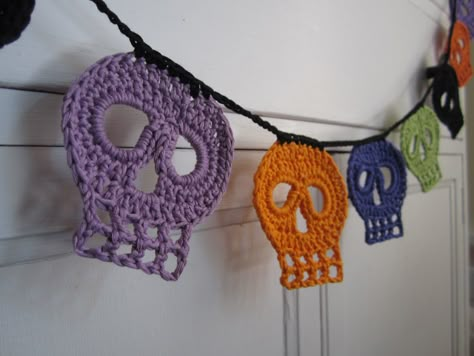 Day Of The Dead Crochet, Creepmas Decorations, Crochet Halloween Decorations, Pelottava Halloween, Sugar Scull, Crochet Pour Halloween, Halloween Bunting, Crochet Bunting, Crochet Garland