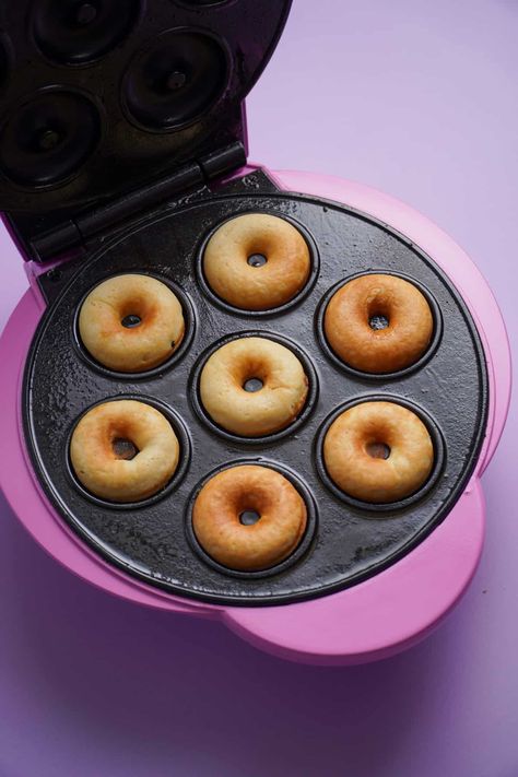 Chocolate and Vanilla Donuts in the Donut Machine - Tomatoes Tomahtos Mini Donut Maker Recipes, Donut Maker Recipes, Baked Donut Recipe, Donut Machine, Donut Mix, Donut Batter, Mini Donuts Maker, Baked Donut, Easy Donut Recipe