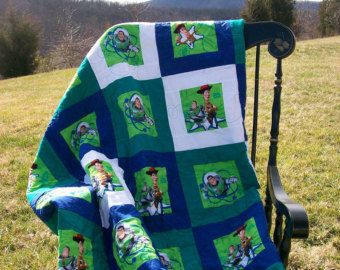 toy story quilt - Google Search Toy Story Quilt, Disney Quilts, Toy Story Bedroom, Toy Story Nursery, Toy Story Room, Toy Story Crafts, Story Quilt, Quilted Toys, Toy Story Baby