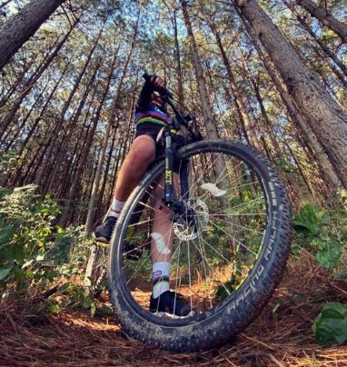 Bicycle Photoshoot Picture Ideas, Cycling Photography Photo Ideas, Bike Pictures Photo Ideas, Bicycle Photoshoot, Cyclist Photography, Road Bike Photography, Bicycle Aesthetic, Bicycle Pictures, Mountain Biking Photography