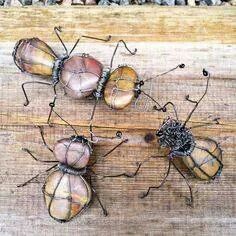 Bugs made with rocks and wire. Rock Bugs, Wire Bugs, Beaded Bugs, Hantverk Diy, Art Fil, Beaded Spiders, Top Diy, Pet Rocks, Stone Crafts