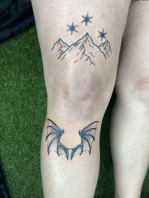 Acotar Rhysand Tattoo, Rhysand Bat Wings Tattoo, Rhysand Knee Tattoo Fanart, Acotar Rhysand Knee Tattoo, Acotar Tattoos Wings, Rhys Knee Tattoo, Bg3 Tattoo Ideas, Nesta Archeron Tattoo, Acotar Knee Tattoo Wings