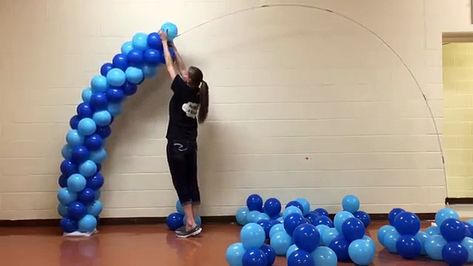 Spiral Balloon Arch Tutorial Without Helium - video dailymotion Spiral Balloon Arch, Make Balloon Arch, Balloon Arch Tutorial, Balloon Flower Decorations, Balloon Baby Shower Centerpieces, Balloon Arch Diy, Mickey Mouse Balloons, How To Make Balloon, Balloon Garland Diy