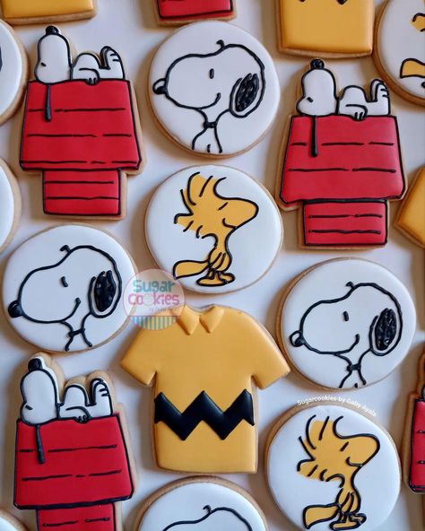 Snoopy Birthday Party, Snoopy Baby Shower, Snoopy Cake, Peanuts Party, Christmas Cookie Box, Snoopy Party, Peanut Cookies, Snoopy Birthday, Royal Iced Cookies