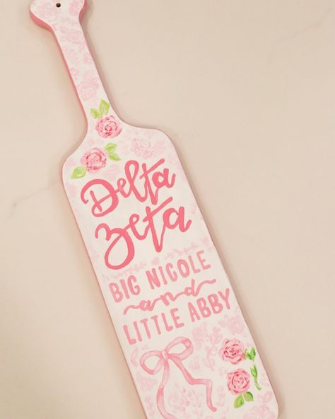 Floral Sorority Paddle💐🎀🌷 LOVE the Love Shack Fancy theme!! Cowboy Boot Sorority Paddle, Simple Sorority Paddles, Sorority Big Little Paddles, Cute Sorority Paddles, Sorority Paddles Big Little, Sorority Paddles Ideas, Paddle Sorority Big, Paddle Sorority, Paddles Sorority