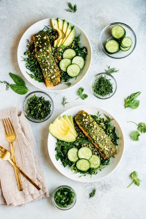 This pesto salmon bowl is loaded with hydrating greens, fresh herbs, healthy fats and high quality protein on a bed of wholesome grains. Baked Steelhead Trout, Baked Trout, Pesto Salmon, Steelhead Trout, Trout Recipes, Tummy Yummy, Protein Bowls, Salmon Bowl, Salmon Seasoning