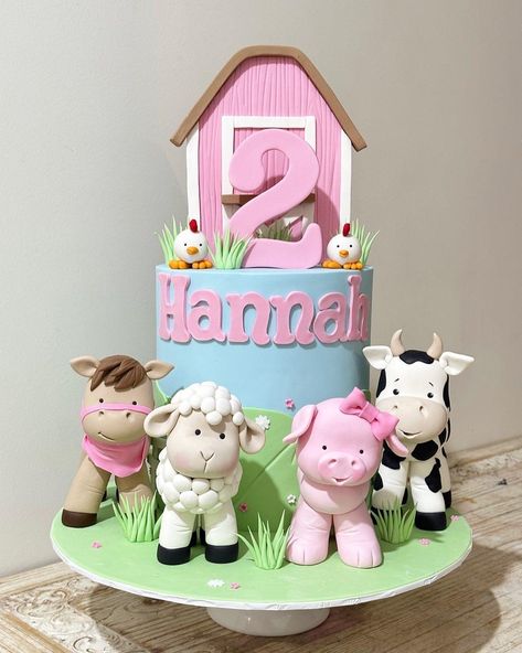 Farm Animal Birthday Cake, Animal Birthday Cake, Barnyard Cake, Cow Birthday Parties, Animal Birthday Cakes, Farm Theme Birthday, Farm Animals Theme, Farm Animals Birthday Party, Farm Cake