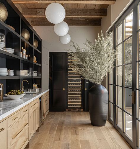 Neutral Kitchen Inspiration, Kitchen Door Handles, Oak Kitchen, Butler's Pantry, Gorgeous Kitchens, Kitchen Inspiration Design, Farmhouse Style House, Modern Bathroom Design, Interior Design Inspiration