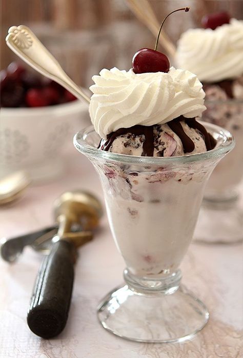 Black Forest Ice Cream Sundaes from @creativculinary Black Forest Ice Cream, Ice Cream Sundae Recipe, Irish Dessert Recipes, Sundae Recipes, Colorado Food, Chocolate Sundae, Ice Cream Sundaes, Roasted Cherry, Ice Cream Popsicles