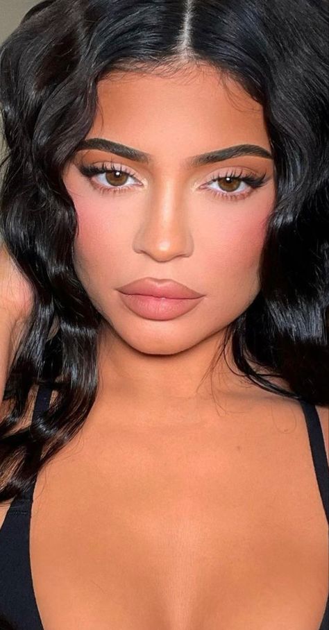 Kylie Jenner Pink Blush, Kylie Jenner Soft Glam, Kiley Jenner Makeup, Soft Glam Makeup Mixed Women, Glowy Full Glam Makeup, Kylie Jenner Makeup Looks Glam, Matt Makeup Look, Kylie Makeup Look, Makeup Looks Kylie Jenner