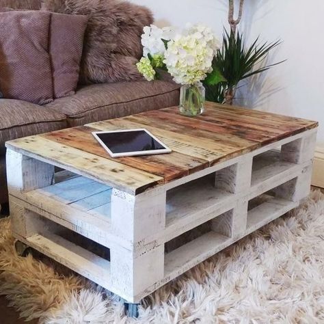 coffee table decor for christmas #coffeetableideas #livingroomideas Table Palette, Pallet Table Diy, Furnitur Ruang Keluarga, Pallet Patio Furniture, Reclaimed Wood Table, Reclaimed Wood Coffee Table, Regal Design, Rustic Coffee Tables, Unique Table