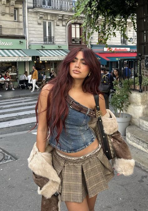 Mini Skirt Fall Outfit, Aries Outfits, Japan Outfits, Slay Outfits, Skirt Outfits Fall, London Outfit, Street Style Edgy, New York Style, Plaid Mini Skirt