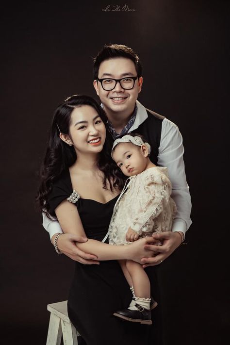 Family Posing Studio, Studio Photoshoot Ideas Family Of 3, Diner Romantis, Family Photography Poses Studio, Family Pose Reference, Self Studio Photoshoot Family, Family Photo Studio Ideas Portrait Poses, Family Photography Studio, Family Portraits Studio