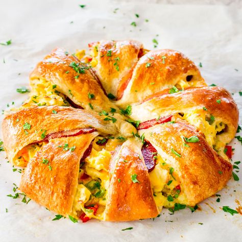 This beautiful Crescent Bacon Breakfast Ring will be everyone's weekend breakfast of choice, it's loaded with bacon, eggs and cheese. Perfect for brunch as well. Breakfast Ring, Crescent Breakfast, Jo Cooks, Crescent Roll Recipes, Bacon Breakfast, Weekend Breakfast, Breakfast Items, Idee Pasto Sano, Breakfast Brunch Recipes