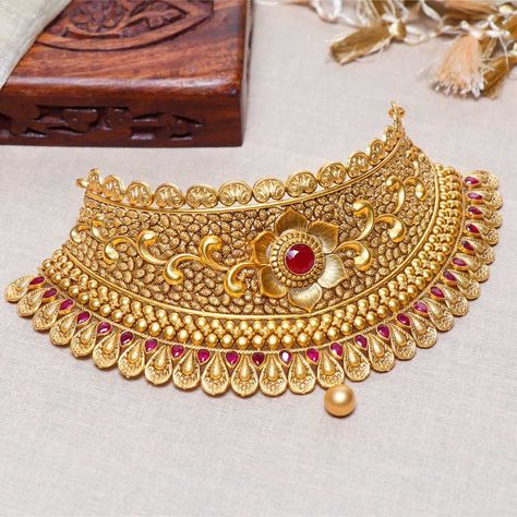 Check out Kalyan Jewellery's latest collection of trendy chokers for girls! Visit and buy from our online store today! Latest Gold Choker Necklace Designs, Girls Choker, Wedding Jewellery Designs, Emerald Stone Rings, Trendy Chokers, Delicate Gold Jewelry, Choker Necklace Designs, Choker Designs, Diamond Pendants Designs