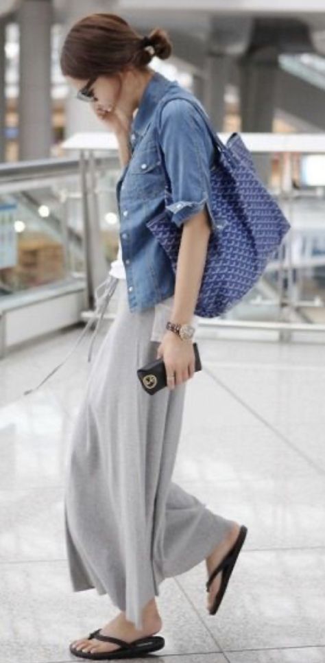 Japanese Minimalist Fashion, Chambray Shirt Dress, Minimal Chic, Grey Pants, Japan Fashion, Mode Inspiration, Looks Style, Japanese Fashion, Primavera Estate