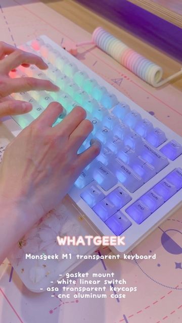 Pastel Keyboard, Study Setup, Transparent Keyboard, Customized Keyboard, Pastel Feed, Gaming Ideas, Desk Goals, Desk Inspiration, Mechanical Keyboards