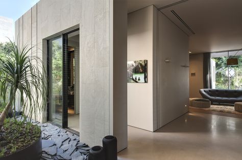 Gallery - The B House / Eran Binderman + Rama Dotan - 15 Stone Pool, Urban Apartment, Home Entrance Decor, Residential House, Architect House, Entrance Decor, Main Entrance, Facade Architecture, House Entrance