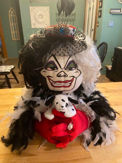 Halloween Pumpkins Painted Characters, Cruella Deville Pumpkin Painting, Scary Decorated Pumpkins, Pumpkin Painting Ideas For School, Cruella Deville Pumpkin, Painted Pumpkins Contest, Scary Pumpkin Decorating Ideas, Cruella Pumpkin, Beetlejuice Pumpkin