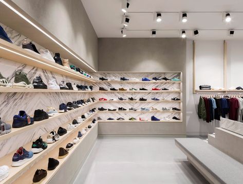 Shoe Store Design, Clothing Store Design, Design Café, Boutique Display, Store Interiors, Shop House Ideas, Shop House Plans, Nike Outlet, Shop Window Design