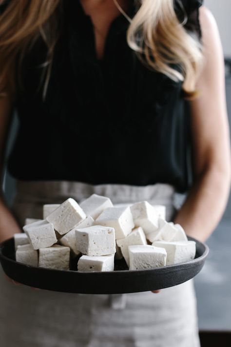 Healthier homemade marshmallows use honey or maple syrup instead of corn syrup and high-quality gelatin. They're also paleo friendly. Eggnog Marshmallows, Paleo Marshmallows, Sugar Free Marshmallows, Grass Fed Gelatin, Vanilla Rum, How To Make Marshmallows, Recipes With Marshmallows, Homemade Marshmallows, Marshmallow Fluff