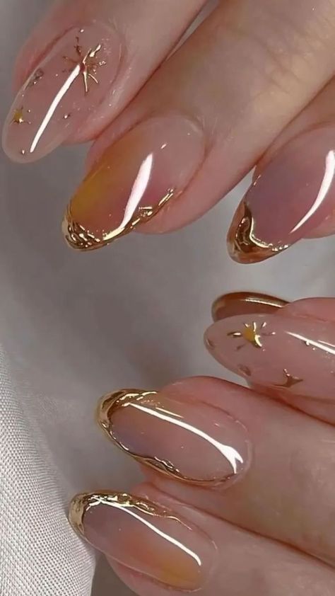 15 Fashionable Fall Again-to-College Nails That Deserve an A+ Sunny Nails Design, Golden Hour Nails, Gold Classy Nails, Gold Nails Christmas, Gold Christmas Nail Designs, Classy Gold Nails, Design Toenails, Nail Design For Summer, College Nails