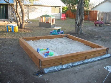 The Modern Family Aesthetic: How to build a sandbox Large Covered Sandbox Ideas, Sandbox With Lid, Build A Sandbox, Sandbox Cover, Backyard Sandbox, Diy Sandbox, Kids Sandbox, Kids Outdoor Play, Career Inspiration