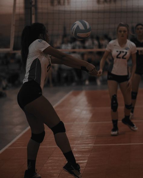 Volleyball Aesthetic Black Women, Volly Ball Aestethic Girl, Volleyball Aesthetic Black, Black Volleyball Girl, Volleyball Black Women, Resume Models, Volleyball Pics, Volleyball Aesthetic, Professional Volleyball