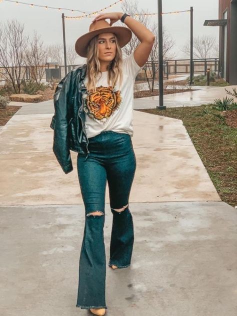 Bottlerock Outfits, Shirt With Wide Leg Jeans, Texas Fits, Flares Outfit, Nashville Style Outfits, Dallas Photography, Cute Cowgirl Outfits, Country Outfit, Cowgirl Style Outfits