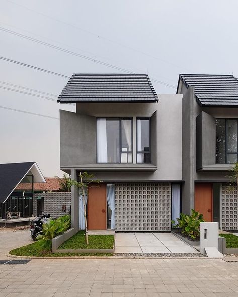 Facade Industrial House, Small Modern Tropical House Design, Fasade Rumah Minimalis, Small Industrial House Exterior, Industrial House Facade, Roster Facade, Facade Minimalist, Villa Concept, Industrial House Exterior