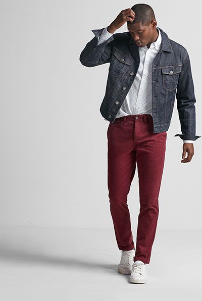 Burgundy Jeans Outfit, Mens Colored Pants, Red Jeans Outfit, Burgundy Pants Outfit, Mens Outfit Ideas, Purple Pants Outfit, Maroon Pants Outfit, Red Pants Men, Chinos Men Outfit