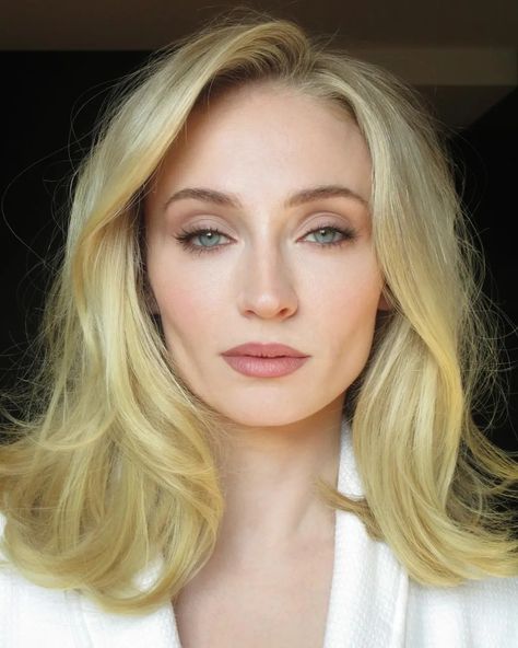 Sophie Turner's Clavicut Is My New Summer Hair Inspo | Who What Wear Sophie Turner Makeup, Summer Hair Inspo, Cool Blonde Hair Colour, Cool Blonde Hair, Cruise Collection, Cool Blonde, Sophie Turner, Trending Haircuts, Bridesmaid Makeup