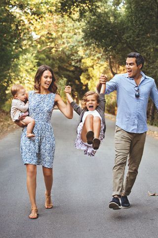 How adorable is this picture of Jessica Alba with her family? Cute Family Photos, Family Picture Poses, Family Photo Pose, Family Ideas, Foto Tips, Eco Living, Fall Family Photos, Family Picture, Family Posing