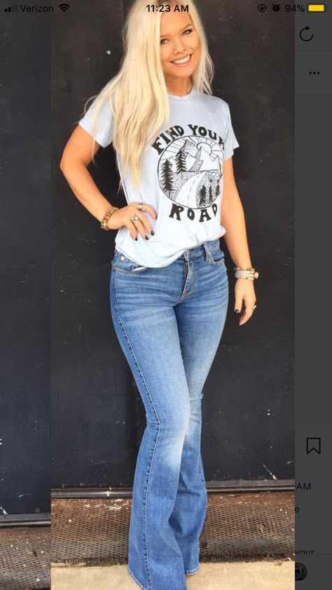 Classic denim Flare Jeans And Tshirt Outfit, Country Girl Outfits, Country Style Outfits, Country Girls Outfits, Rodeo Outfits, Country Dresses, Outfit Jeans, Hippie Outfits, Tshirt Outfits